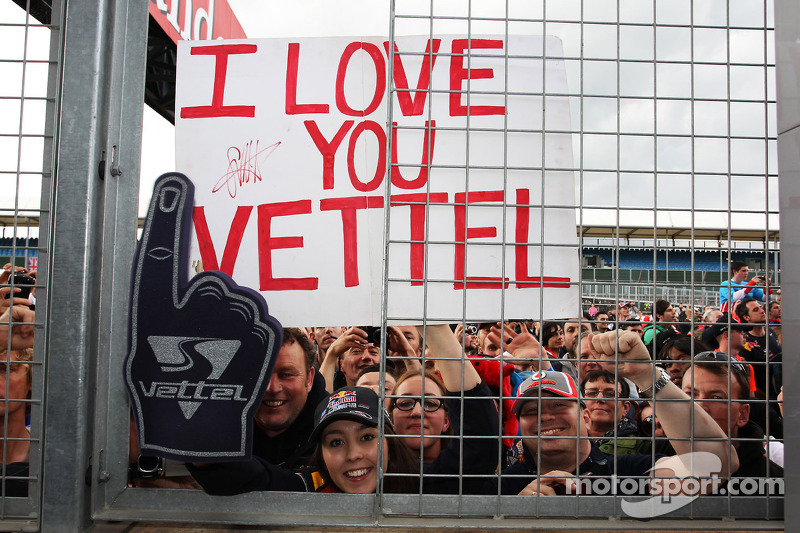 Fans en spandoek voor Sebastian Vettel, Red Bull Racing