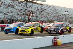 Start: Travis Pastrana and Tanner Foust battle at the front