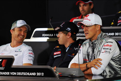 Nico Rosberg, Mercedes AMG F1 con Sebastian Vettel, Red Bull Racing y Michael Schumacher, Mercedes A