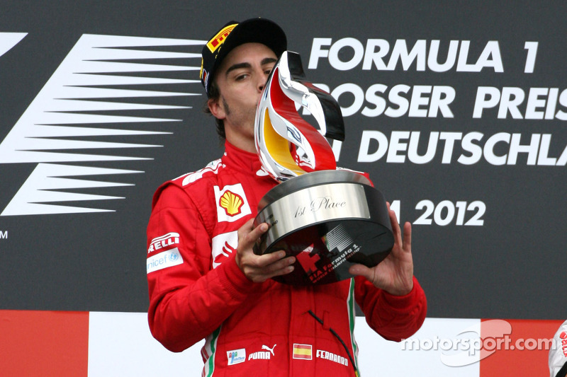 Podio: ganador de la carrera Fernando Alonso, Scuderia Ferrari celebra