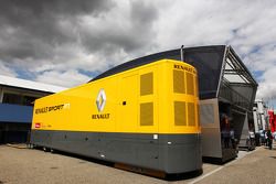 Red Bull Racing Comms Unit ve Renault F1 Sport tırı ve some dark clouds hanging over it