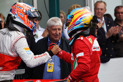 Yarış galibi Fernando Alonso, Ferrari kutlama yapıyor kapalı park ve Jenson Button, McLaren