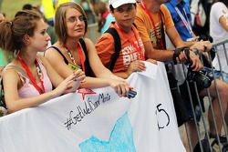 Los aficionados con el apoyo a María De Villota, piloto de Marussia