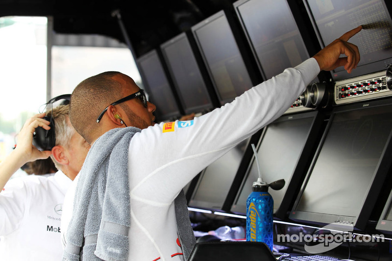 Lewis Hamilton, de McLaren platica con Martin Whitmarsh, Director Ejecutivo de McLaren en el pórtico de pits