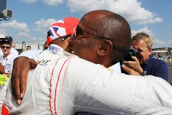 Lewis Hamilton, McLaren feiert seine Pole Position im Parc Ferme mit Vater Anthony Hamilton