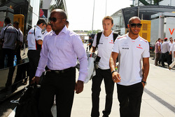 Lewis Hamilton, McLaren con su padre Anthony Hamilton, y Antti Vierula, Personal Trainer
