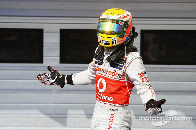 Yarış galibi Lewis Hamilton, McLaren kutlama yapıyor kapalı park
