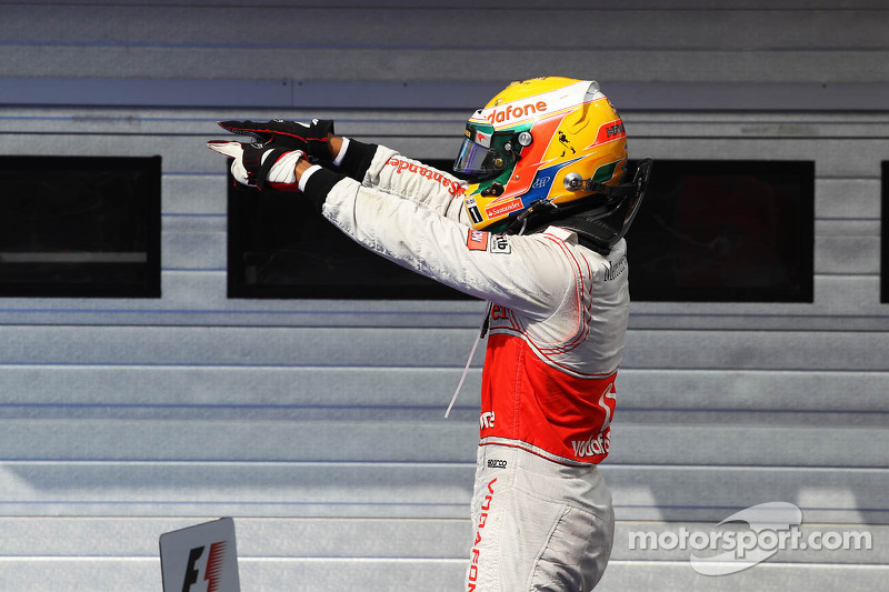 Yarış galibi Lewis Hamilton, McLaren kutlama yapıyor kapalı park