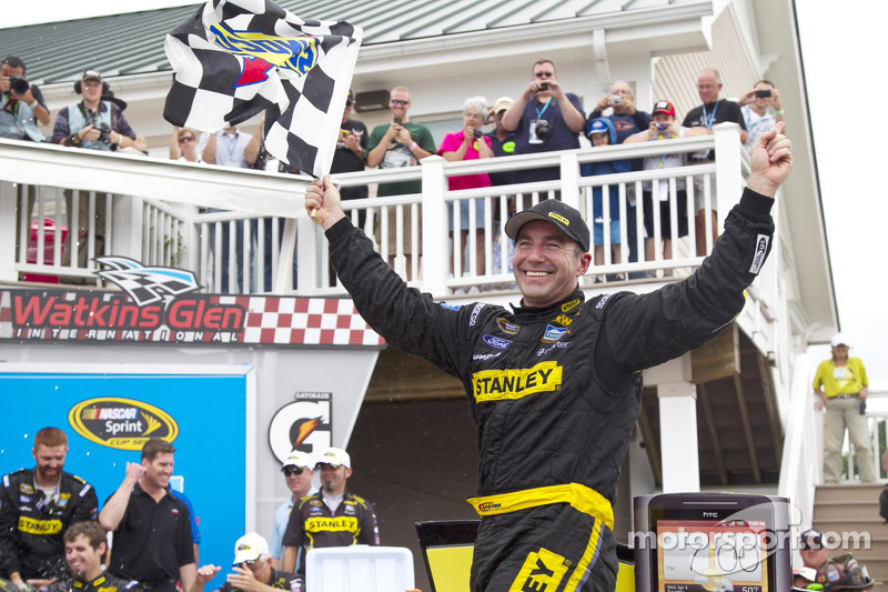 Victory Lane: Sieger Marcos Ambrose feiert