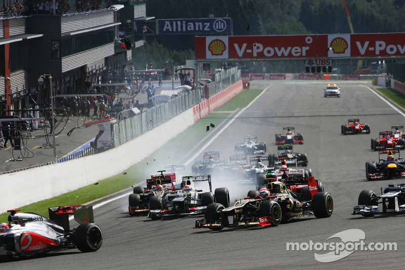 A crash at the start involving Lewis Hamilton, McLaren, Romain Grosjean, Lotus F1, Fernando Alonso,