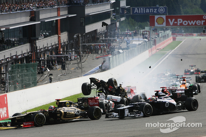 Un accidente en la arrancada que involucra a Lewis Hamilton, McLaren, Romain Grosjean, Lotus F1, Fer