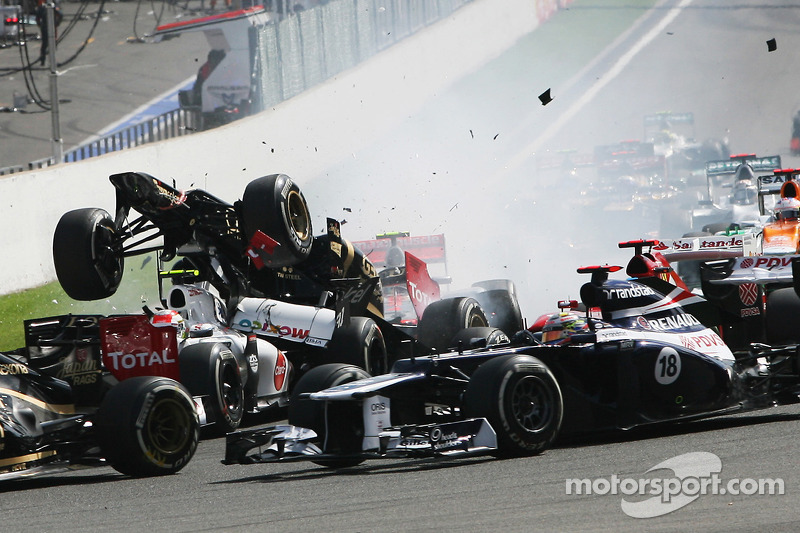 A crash at the start involving Lewis Hamilton, McLaren, Romain Grosjean, Lotus F1, Fernando Alonso,