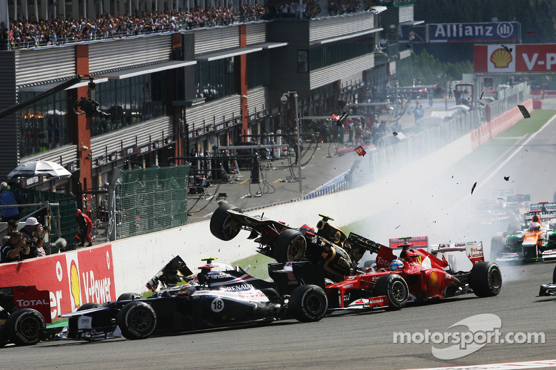 Un accidente en el inicio con Lewis Hamilton, McLaren, Romain Grosjean, Lotus F1, Fernando Alonso, F