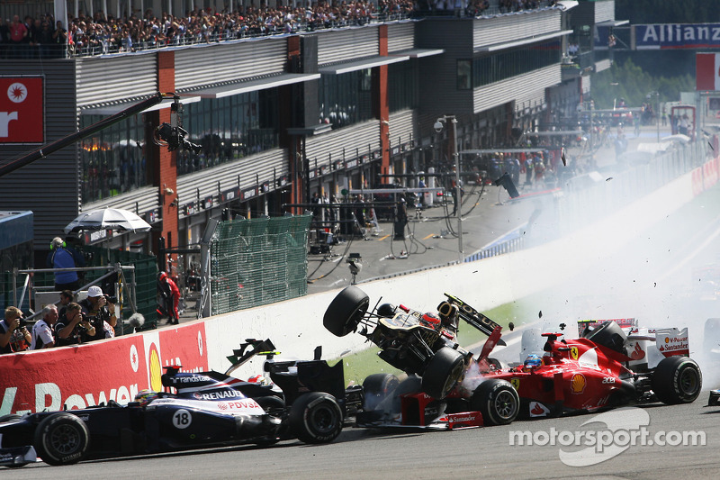 Crash bij de start met Lewis Hamilton, McLaren, Romain Grosjean, Lotus F1, Fernando Alonso, Ferrari,