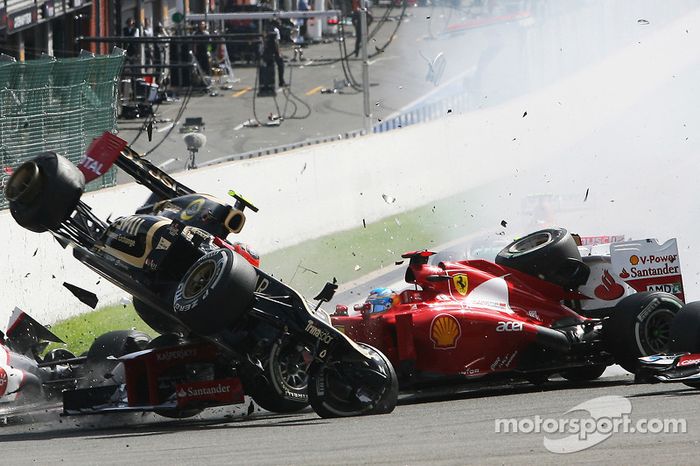 Un accidente en el inicio con Lewis Hamilton, McLaren, Romain Grosjean, Lotus F1, Fernando Alonso, Ferrari, Kamui Kobayashi, Sauber