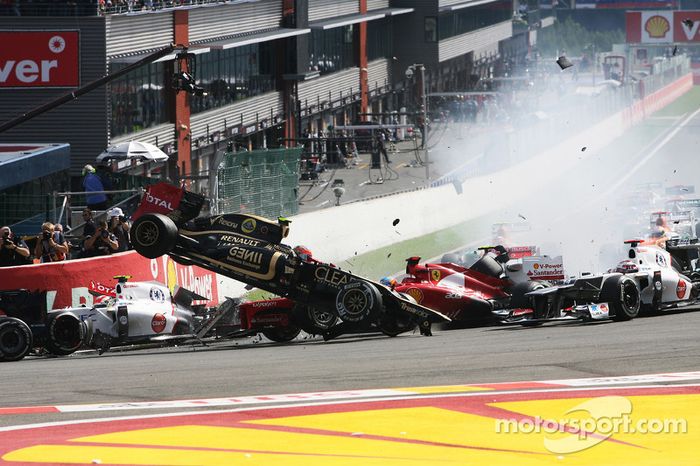 Un accidente en el inicio con Lewis Hamilton, McLaren, Romain Grosjean, Lotus F1, Fernando Alonso, Ferrari, Kamui Kobayashi, Sauber