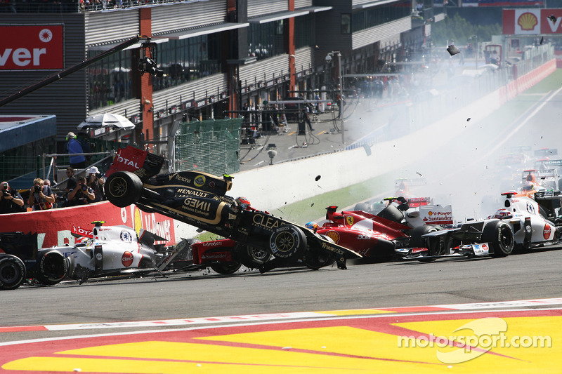 Crash bij de start met Lewis Hamilton, McLaren, Romain Grosjean, Lotus F1, Fernando Alonso, Ferrari,