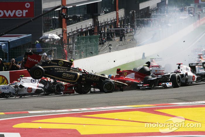 Un accidente en el inicio con Lewis Hamilton, McLaren, Romain Grosjean, Lotus F1, Fernando Alonso, Ferrari, Kamui Kobayashi, Sauber