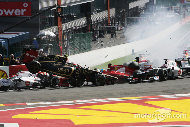 Un accidente en el inicio con Lewis Hamilton, McLaren, Romain Grosjean, Lotus F1, Fernando Alonso, F