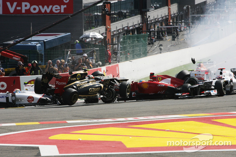 A crash at the start involving Lewis Hamilton, McLaren, Romain Grosjean, Lotus F1, Fernando Alonso, Ferrari, Kamui Kobayashi, Sauber