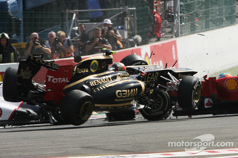 A crash at the start involving Lewis Hamilton, McLaren, Romain Grosjean, Lotus F1, Fernando Alonso,