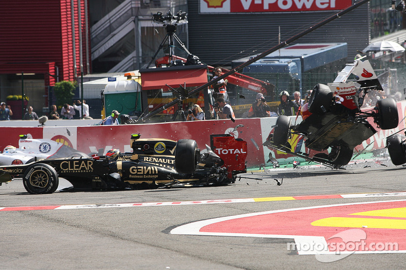 A crash at the start involving Lewis Hamilton, McLaren, Romain Grosjean, Lotus F1, Fernando Alonso,