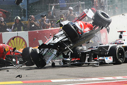 Un accidente en el inicio con Lewis Hamilton, McLaren, Romain Grosjean, Lotus F1, Fernando Alonso, F