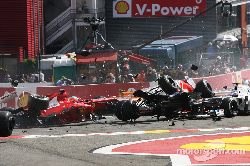 A crash at the start involving Lewis Hamilton, McLaren, Romain Grosjean, Lotus F1, Fernando Alonso, 