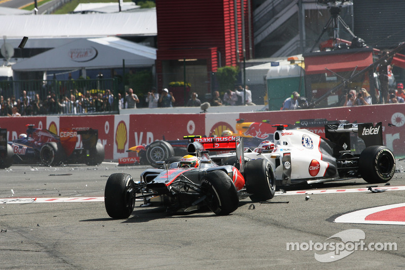 A crash at the start involving Lewis Hamilton, Kamui Kobayashi, Sauber