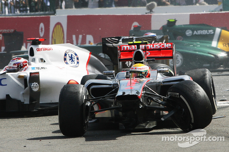 Un accidente en el inicio con Lewis Hamilton McLaren y Kamui Kobayashi, Sauber