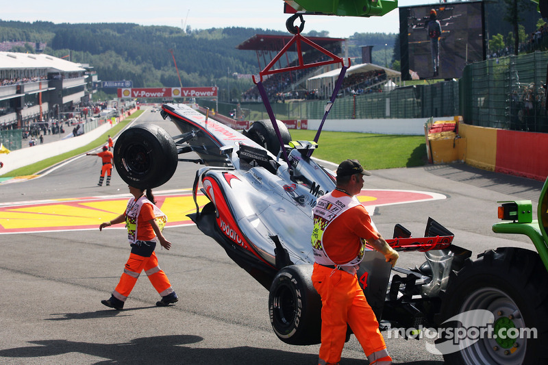 El McLaren de Lewis Hamilton, McLaren después de un accidente al comienzo