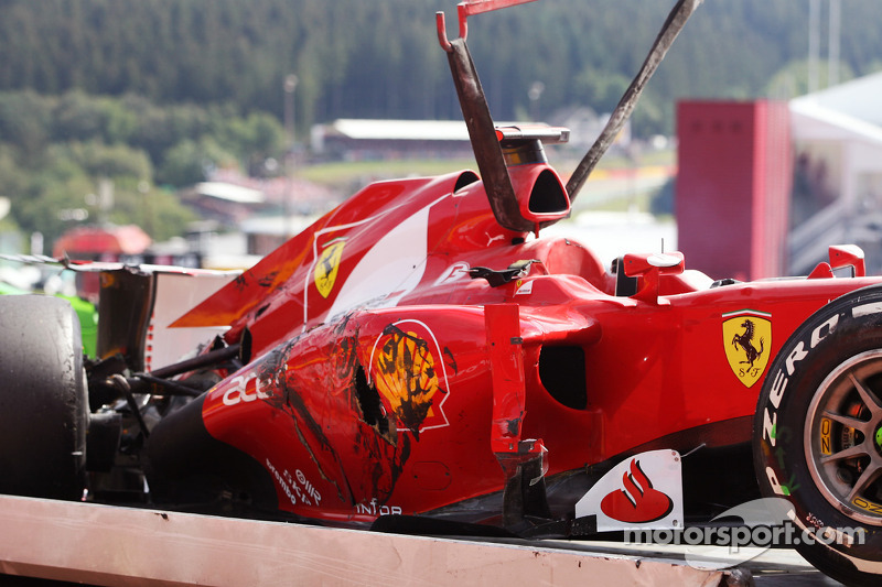 El Ferrari de Fernando Alonso, Ferrari se estiró lejos después de un accidente al comienzo