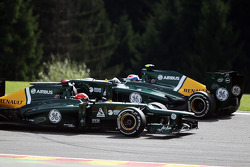 Heikki Kovalainen (Caterham) part en tête-à-queue et est dépassé par son coéquipier Vitaly Petrov