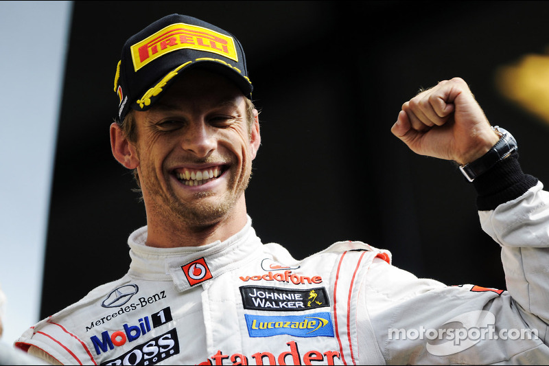 Yarış galibi Jenson Button, McLaren kutlama yapıyor, Podyum