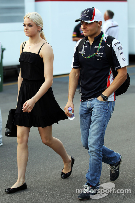 Valtteri Bottas, Williams ve kız arkadaşı Emilia Pikkarainen, Swimmer