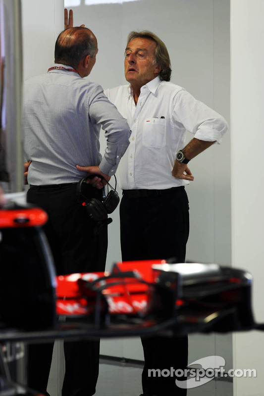 Ron Dennis, McLarenYönetim Kurulu Başkanı ve Luca di Montezemolo, Ferrari Başkanı McLaren pit stop