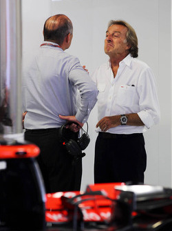 Ron Dennis, McLarenYönetim Kurulu Başkanı ve Luca di Montezemolo, Ferrari Başkanı McLaren pit stop
