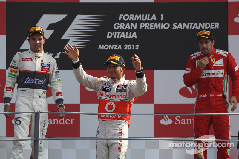 Podio: ganador de la carrera Lewis Hamilton, McLaren Mercedes, segundo lugar Sergio Pérez, Sauber F1 Team y tercero Fernando Alonso, Scuderia Ferrari
