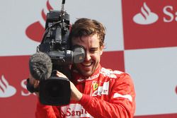 Podium: Fernando Alonso, Ferrari takes control of a FOM camera