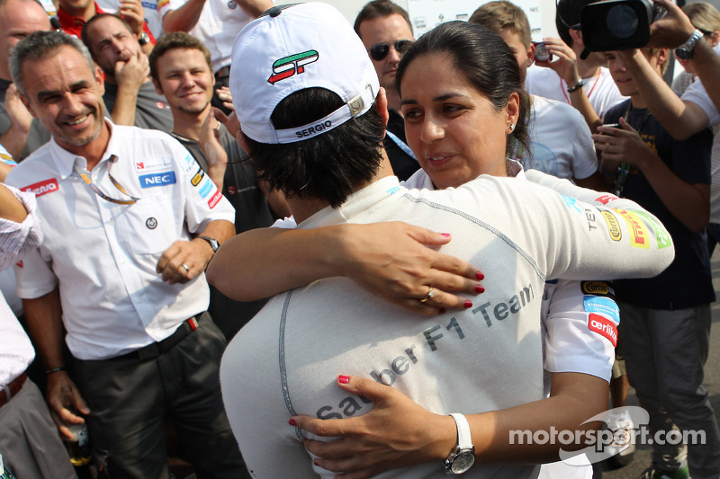 Segundo lugar Sergio Pérez, Sauber F1 Team celebra con el equipo y Monisha Kaltenborn, directora general de Sauber