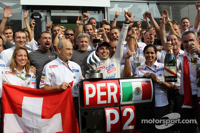 Segundo lugar Sergio Pérez, Sauber F1 Team celebra con el equipo de Peter Sauber, director del equipo Sauber