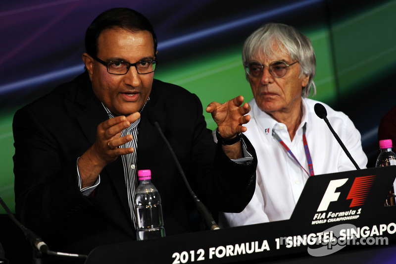 Singapore GP announces a five year extension to the current contract: Bernie Ecclestone, CEO Formula One Group, with Mr S Iswaran, Second Minister for Trade, Industry and Education