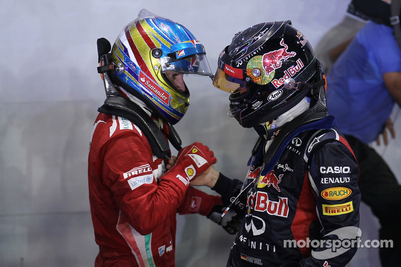 Ganador de la carrera Sebastian Vettel, Red Bull Racing con tercer lugar Fernando Alonso, Scuderia Ferrari