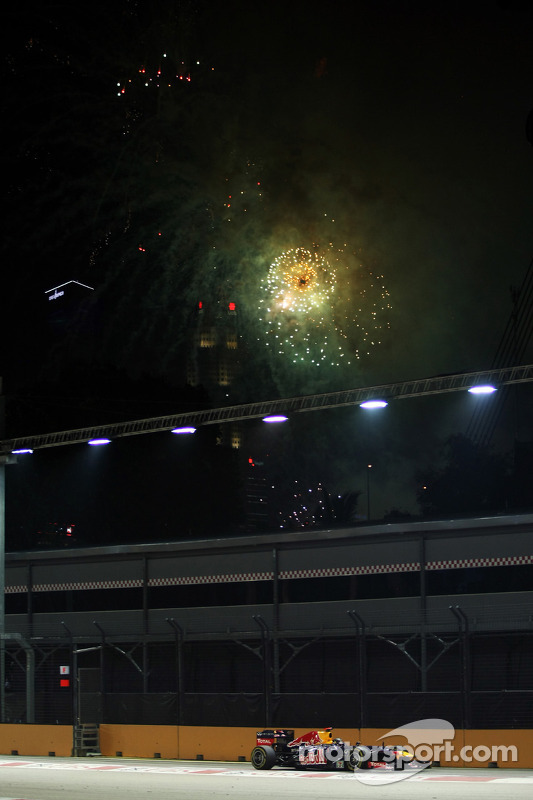 Race winnaar Sebastian Vettel, Red Bull Racing met vuurwerk