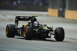 Vitaly Petrov sans l'aileron avant de sa Caterham