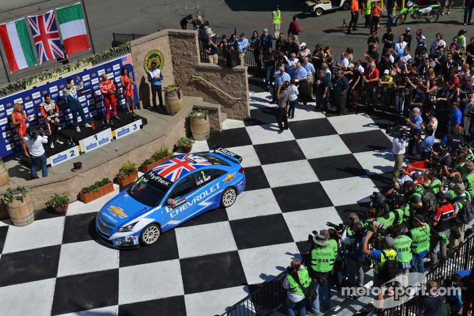 Robert Huff, Chevrolet Cruze 1.6T, Chevrolet race winner and 2nd position Norbert Michelisz, BMW 320 TC, Zengo Motorsport and 3rd position Gabriele Tarquini, SEAT Leon WTCC, Lukoil Racing Team