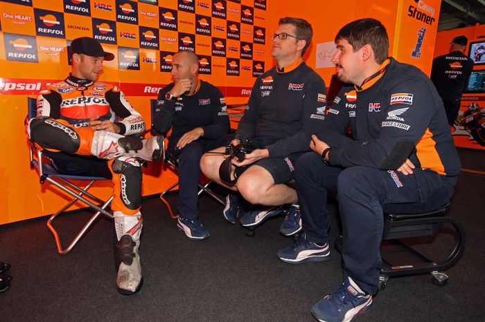 Jonathan Rea, estuvo en 2012 en el equipo Repsol Honda Team, sustituyendo a Stoner en San Marino y Aragón. En ese tiempo pudo trabajar con algunos técnicos que ahora lo son de Márquez y Lorenzo.