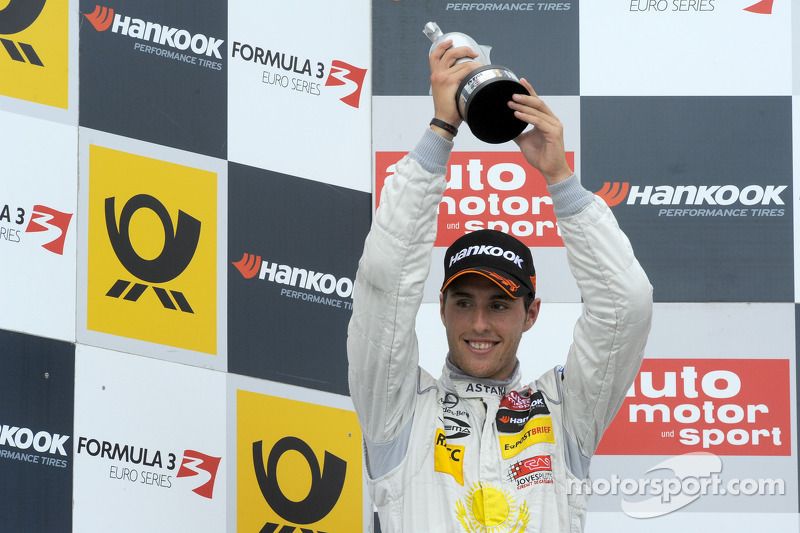 Un año después, Dani Juncadella hizo lo propio, antes de dar el salto soñado al DTM con Mercedes. Su cara en el podio lo dice todo.