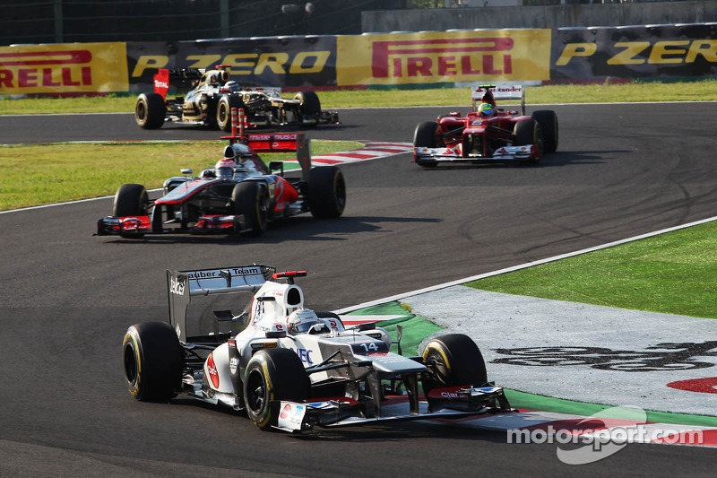 Pódio segurando Button, 2012: Kobayashi se vingou de Button em Suzuka naquele ano, segurando o britânico para conquistar seu primeiro e único pódio na Fórmula 1, em terceiro.