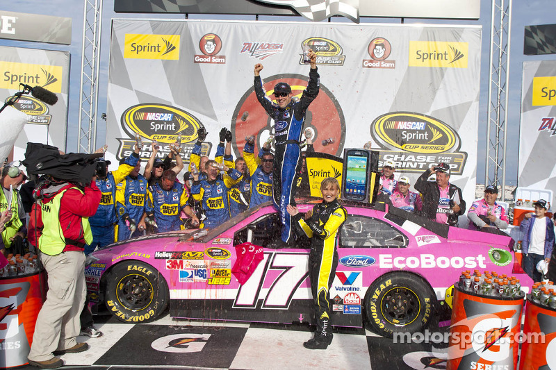 Y Matt Kenseth, al volante de su "Pantera Rosa", en el Círculo de la Victoria